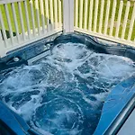 Hawthorne With Hot Tub *