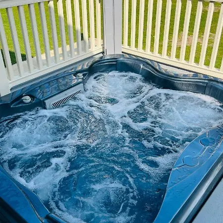 Hawthorne With Hot Tub *