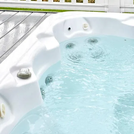 Hawthorne With Hot Tub בקתה